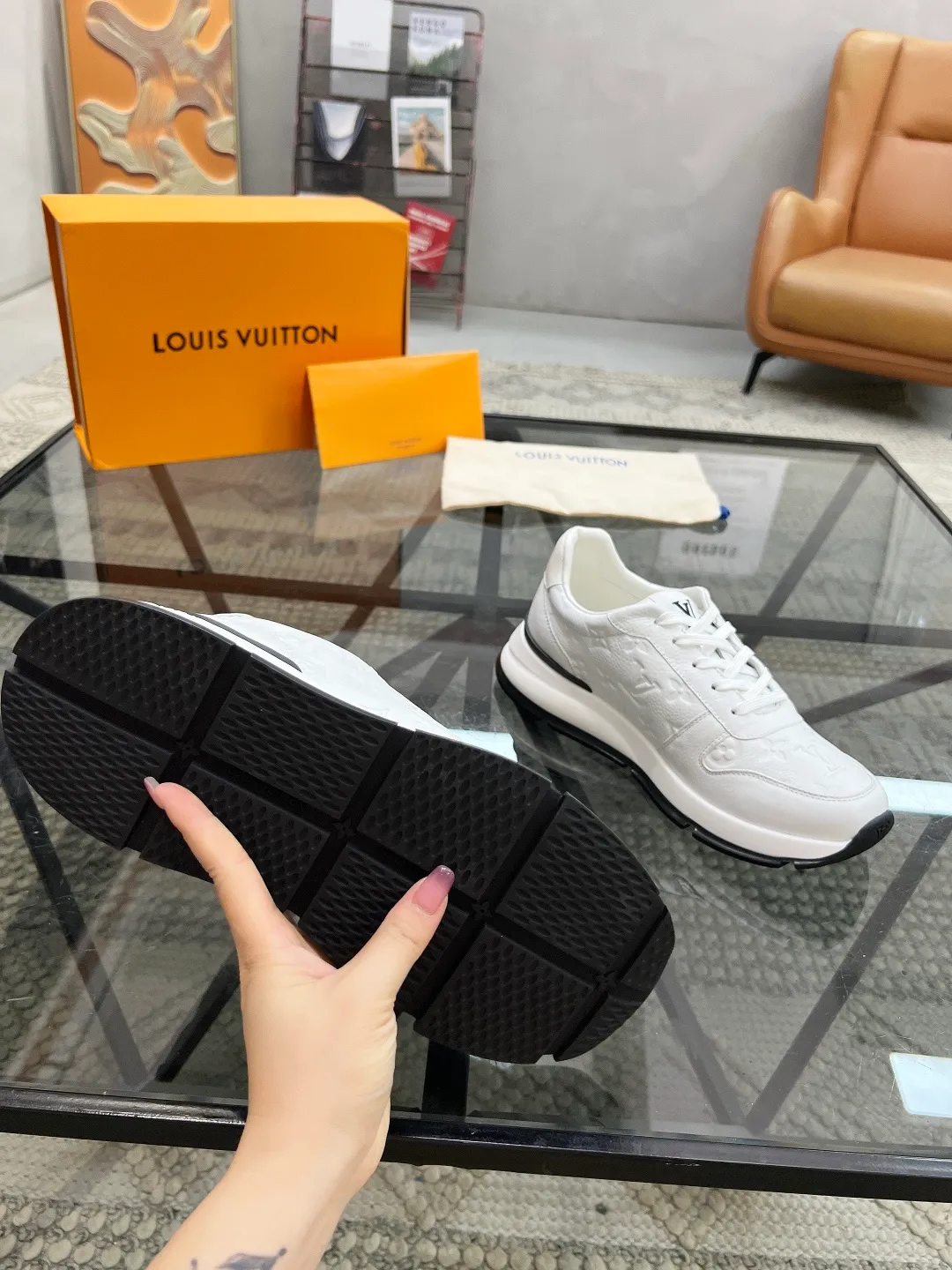 Factory price: 480💰LV🔍Top purchasing agent🇮🇹 Road Street God's new sneakers are coming and are available at counters simultaneously. Original factory configuration, original cowhide fabric imported from Italy, high-quality embossed splicing complex process, sports trendy person, imported water-dyed sheepskin lining, soles: Wang Yuan factory specially provides original soles, super comfortable, original factory single goods 🔍🔍High quality, you can enter and leave the counter at will, welcome to compare and synchronize with the counter, code number 38-44, customized 45